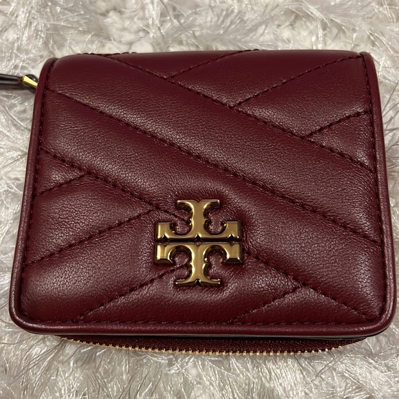 Tory Burch wallet T Burgundy beautiful color. Brand new. Amazing color. - Picture 6 of 6